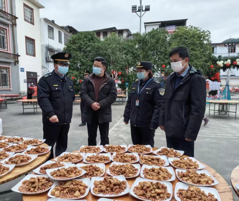 广西融水：“三专”移动厨房进苗寨改变农村集体聚餐“三差”现状(图2)