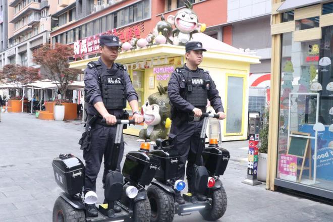 【2024贵阳公安奋进足迹】商家安心游客舒心！看“青云路”街面警务站如何出圈？(图6)
