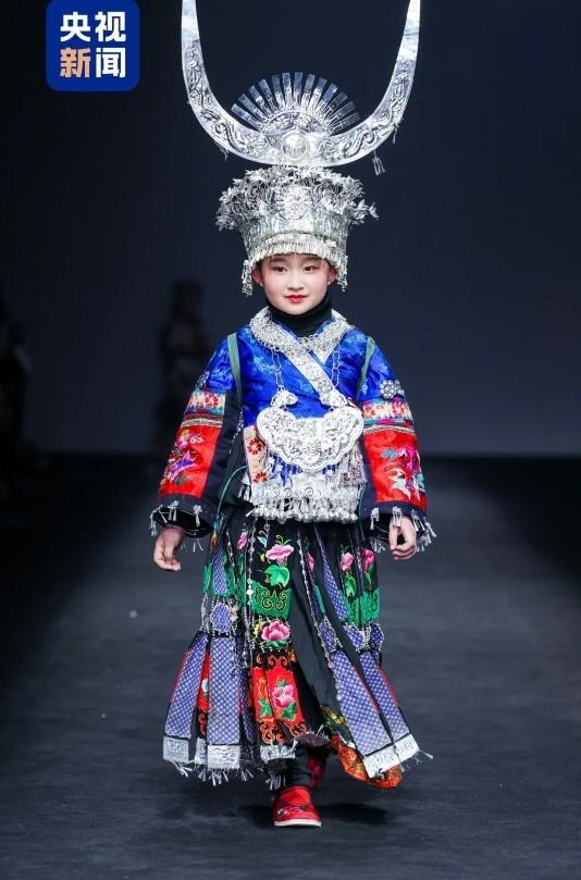 凯发国际首页：45个山里娃站上国际T台！设计师讲述藏在衣服里的秘密(图2)