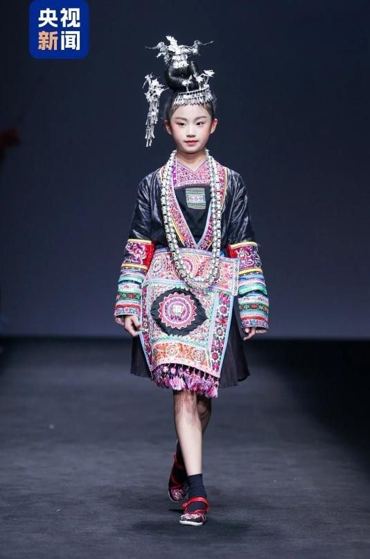 凯发国际首页：45个山里娃站上国际T台！设计师讲述藏在衣服里的秘密(图3)