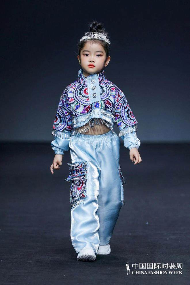 凯发国际首页：45个山里娃站上国际T台！展示一场“行走的贵州风俗展”(图6)