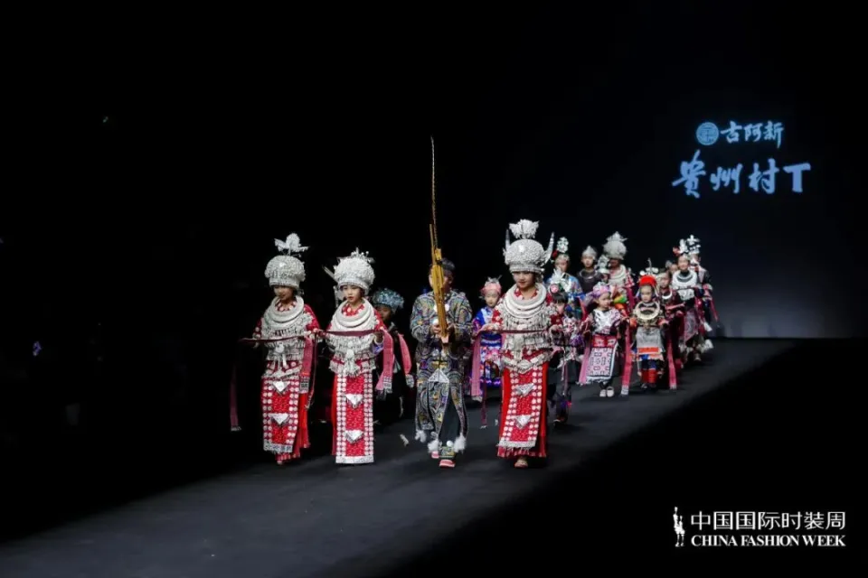 凯发国际首页：45个山里娃站上国际T台！展示一场“行走的贵州风俗展”(图7)