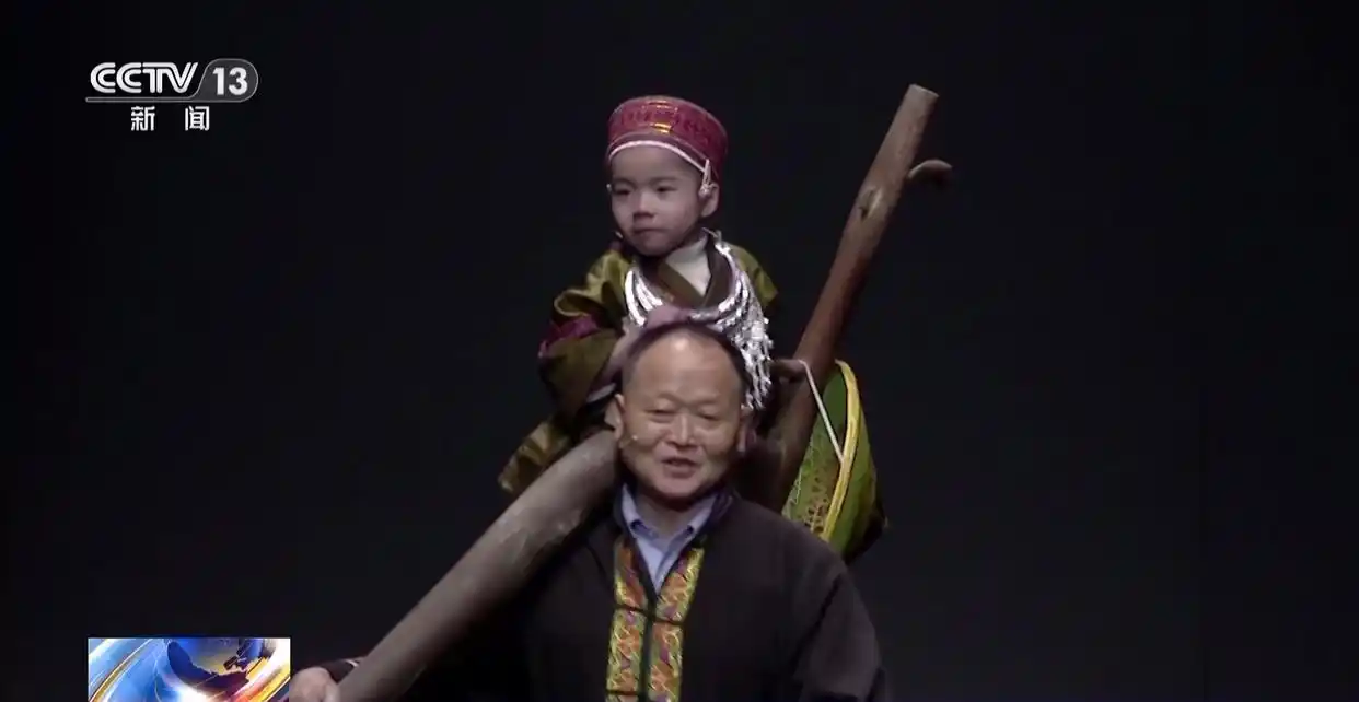 凯发国际首页：45个山里娃站上国际T台！展示一场“行走的贵州风俗展”(图8)